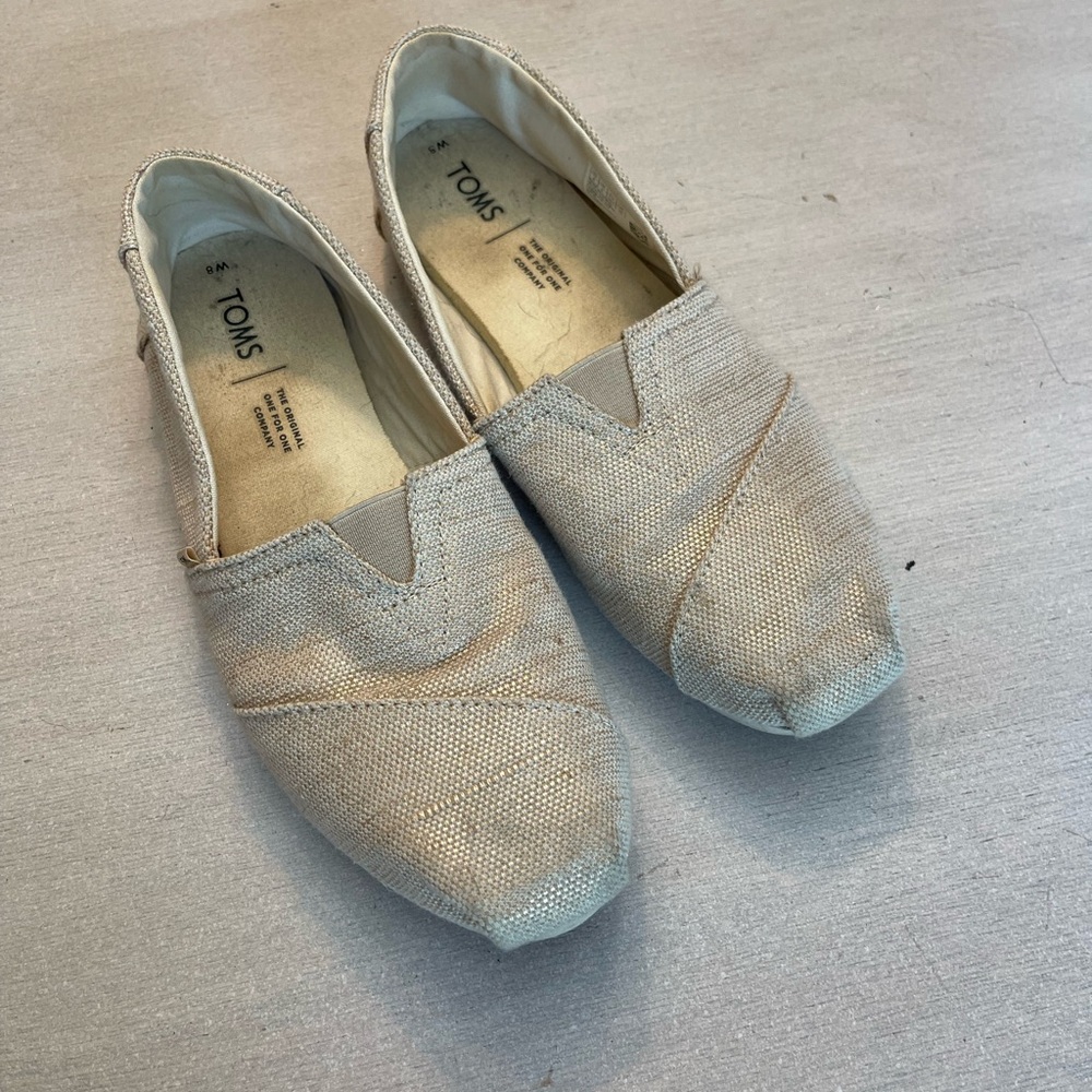 TOMS Women’s Light Tan/Gold Metallic Casual Slip-Ons 8